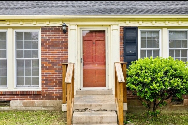 Building Photo - Very large 4 bedroom ranch in Donelson, TN...