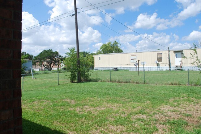 Building Photo - 911 LW