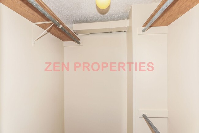 Building Photo - 2 bedroom, 1 bath unit with 1 parking stal...