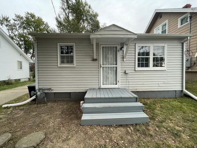 Primary Photo - Updated 1 Bedroom Home - Washer-Dryer Included!