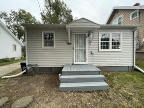 Building Photo - Updated 1 Bedroom Home - Washer-Dryer Included!