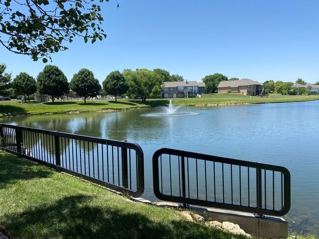 Building Photo - 840 N Bedford Ct
