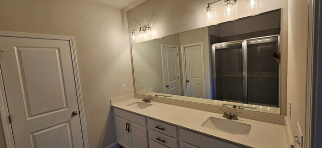 Building Photo - 1240 Ainsworth Alley