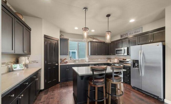 Building Photo - Teheleh Welcomes You Home to This 5 Bed Be...