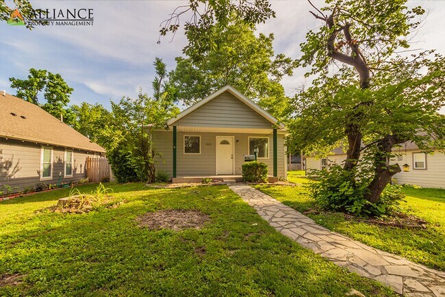 Building Photo - Spacious Rooms & Newer Carpet ~ Close to Downtown