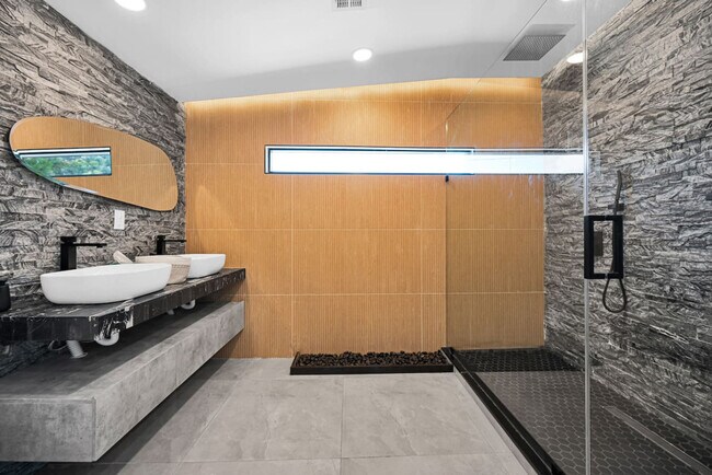 Building Photo - 5313 NE 1st Ave