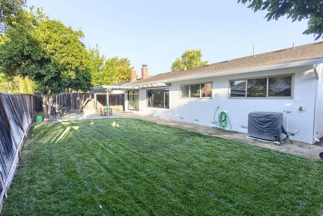 Building Photo - Newly Renovated 4-Bedroom 2.5-Bath South W...
