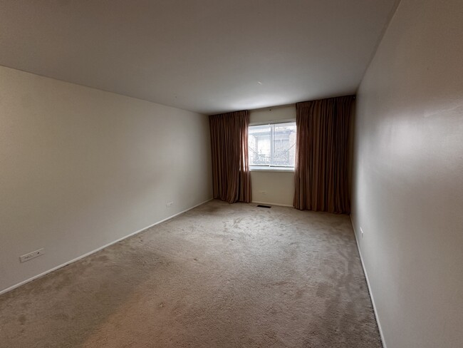 Building Photo - 6961 N Oakley Ave