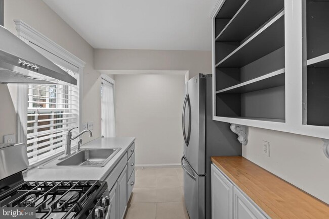 Building Photo - 810 Queen St