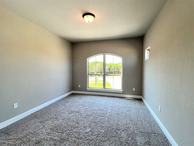 Building Photo - Georgeous 5-Bedroom in the Three Points Community