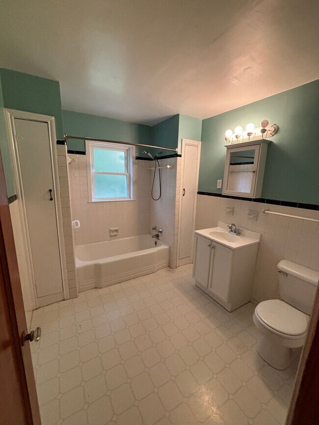 Building Photo - 619 White Oak Dr