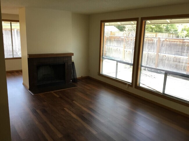 Building Photo - 2 Bedroom, 1 Bath Home in Cal Young Neighborhood