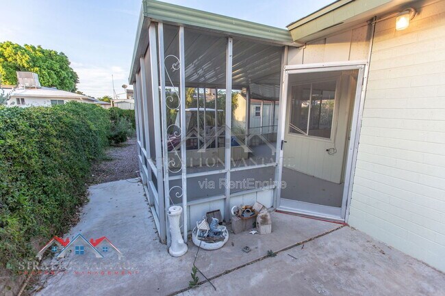 Building Photo - 5706 E Des Moines St