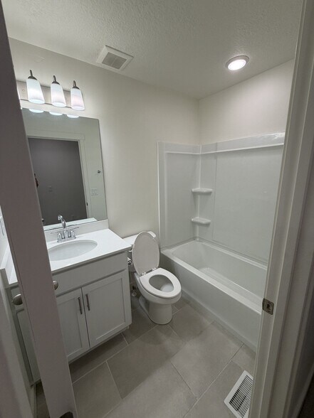 Building Photo - 84 E 200 S