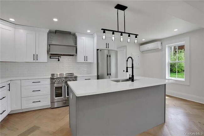 Building Photo - 386 Lakeside Rd
