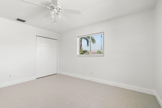 Building Photo - 2173 W Vina Del Mar Blvd