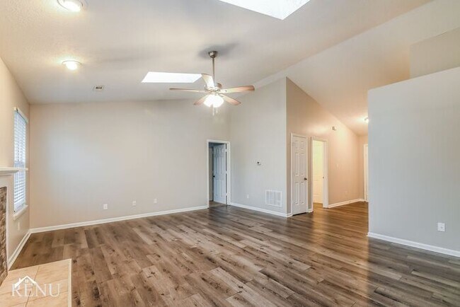 Building Photo - 643 E Pine Ridge Dr