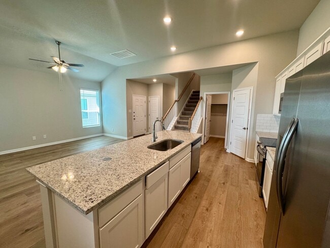 Building Photo - Stunning 4x2.5 Luxury Duplex in Buda, TX!