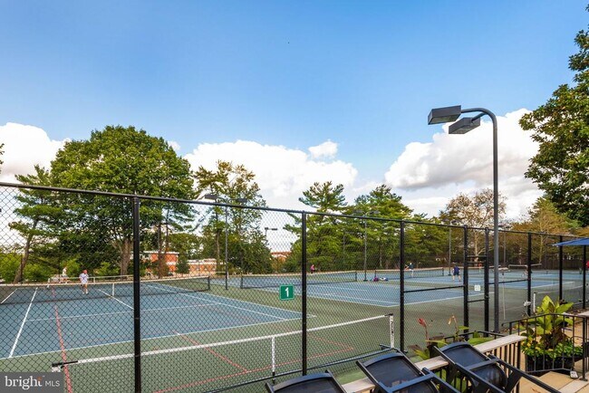 Building Photo - 3050 S Buchanan St