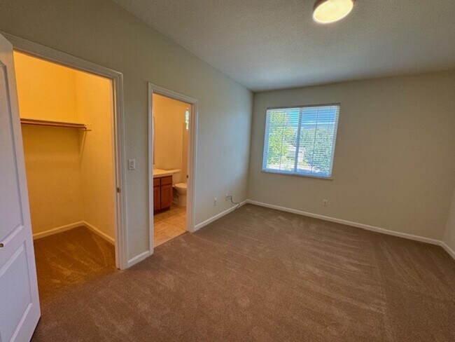 Building Photo - Gorgeous 5 bedroom + office, 4.5 bath Alam...