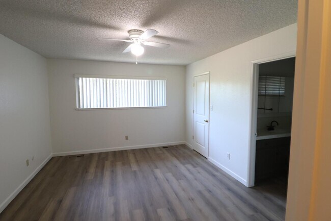 Building Photo - 6347 N Laureen Ave
