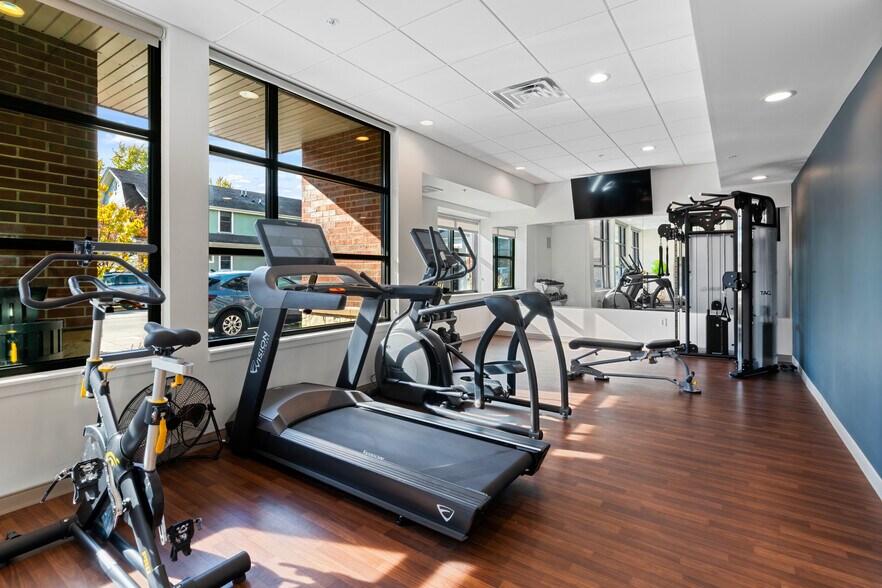 Building Photo - 2420 E Capitol Dr