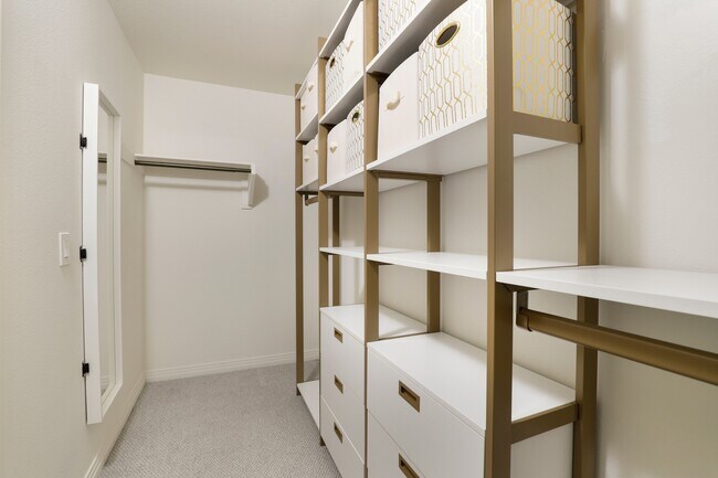 Building Photo - 931 E Walnut St