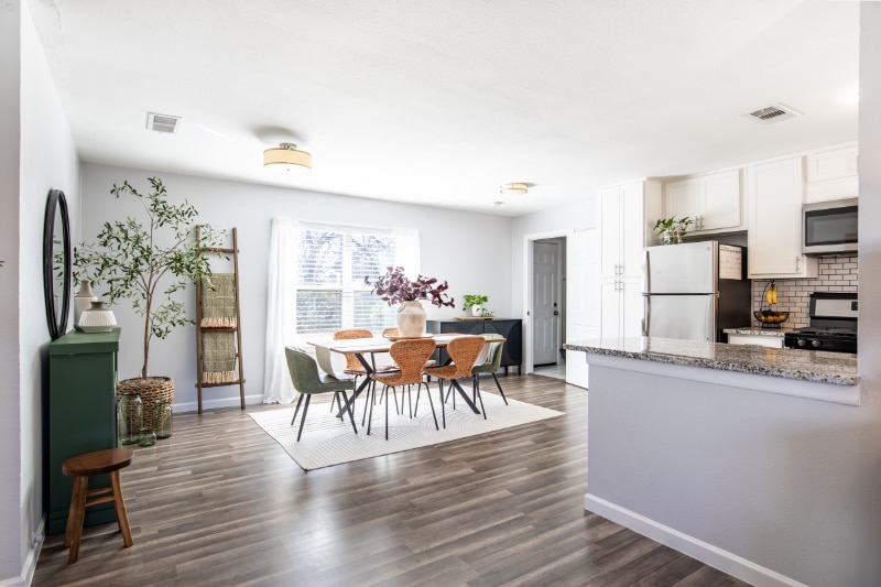 Building Photo - 510 W Oak St