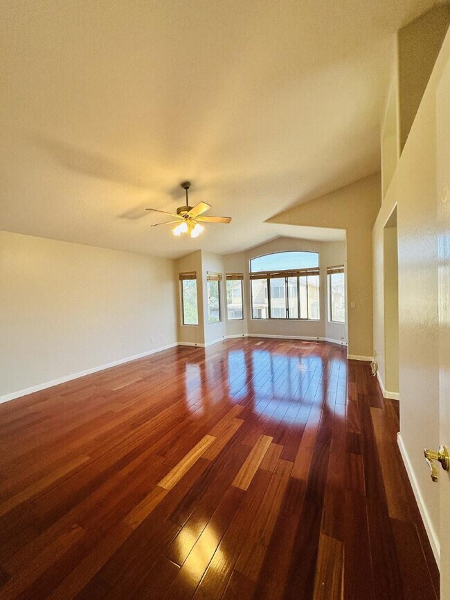 Building Photo - 672 W Raven Dr