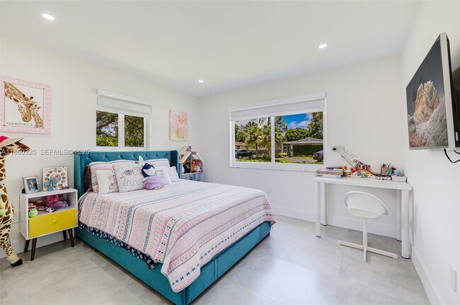 Building Photo - 17460 SW 85th Ave