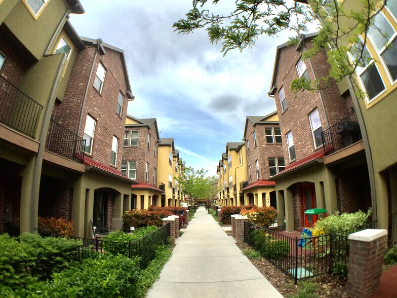 Building Photo - 176 W Barry Links Way