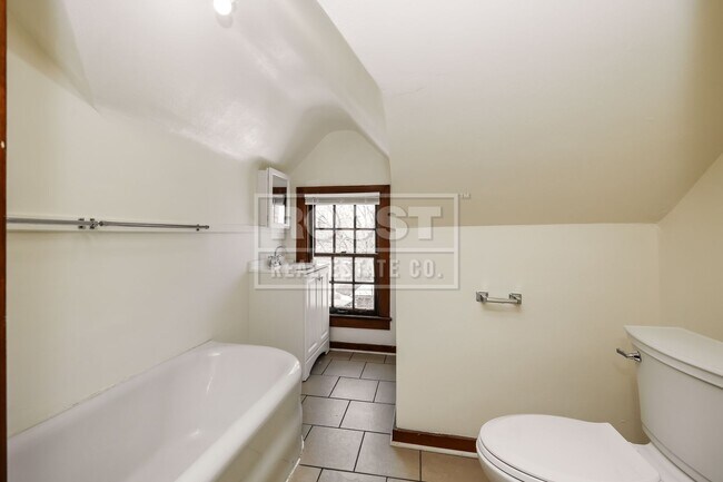 Building Photo - 5 bed 3.5 Bath Single Family Home Available in Dayton