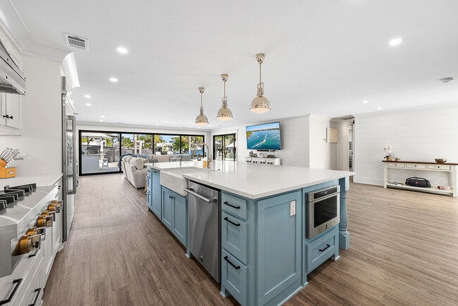 Building Photo - 355 Center St