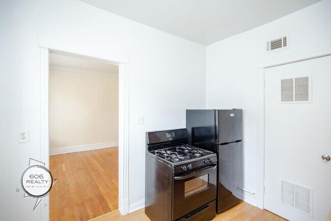 Building Photo - Marquette Park 2 Bed w/Hardwood Floors & Central heat
