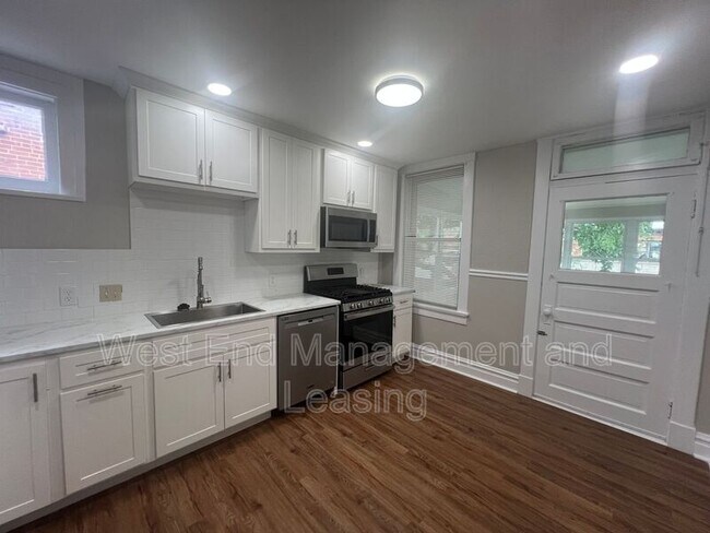 Building Photo - 1018 Commadore Dr.