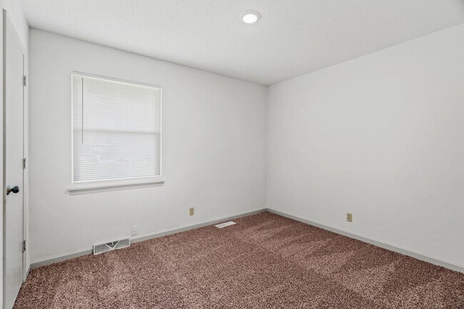 Building Photo - 1304 Essex Ct