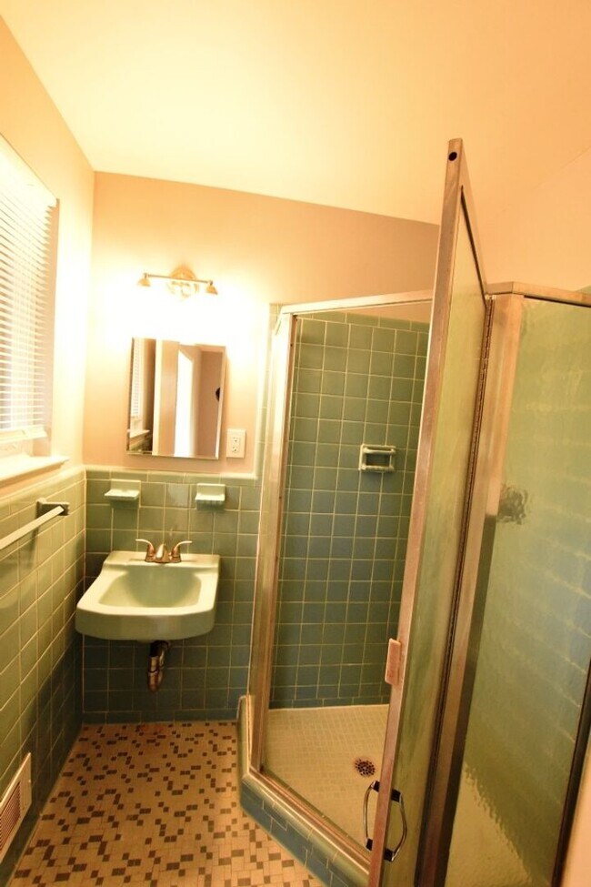 Building Photo - Awesome 4BR, 3BA Close In Bethesda Home With 2 Car Garage!!!