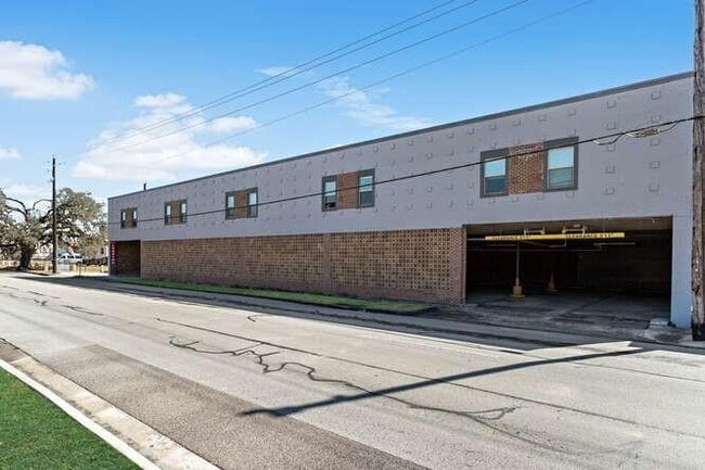Building Photo - 612 E Texas Ave