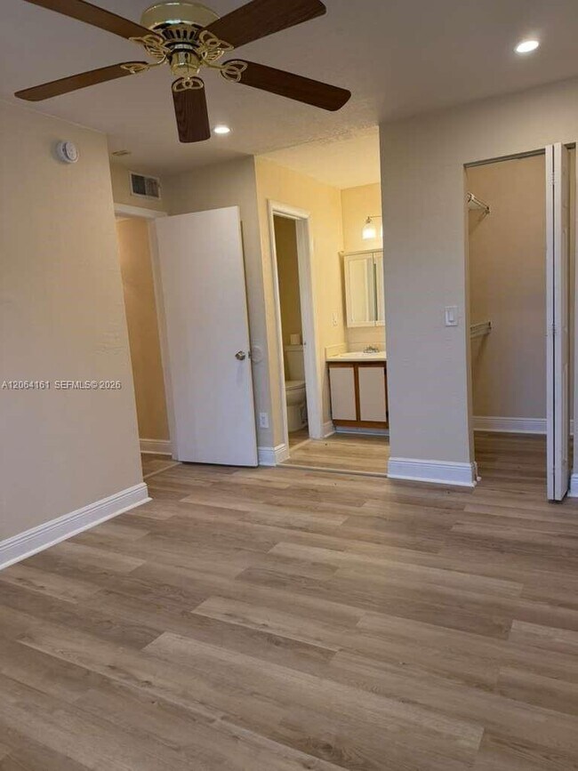Building Photo - 1247 SW 46th Ave