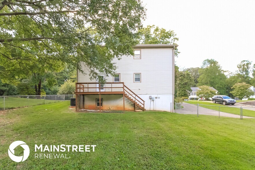 Building Photo - 1124 Ridgecliff Dr