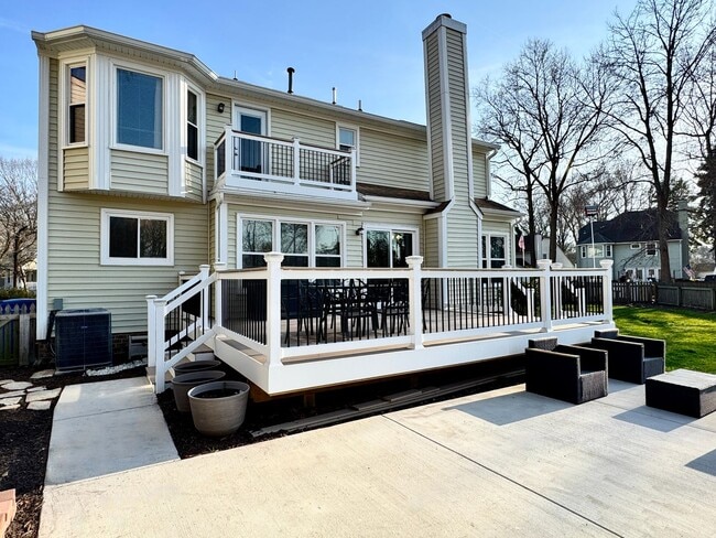 Building Photo - A Fabulous Home w/Water & Golf Course Views Available 05-04-26! Fenced Yard & Dog-Friendly!