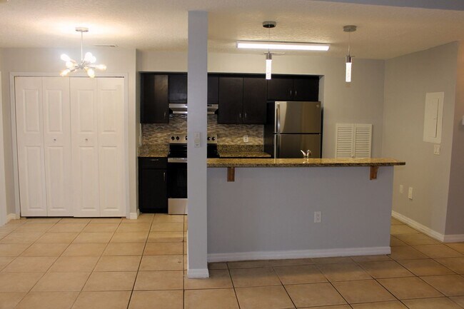 Building Photo - Lovely Condo for rent