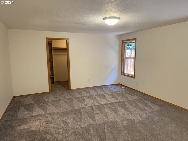 Building Photo - OR226