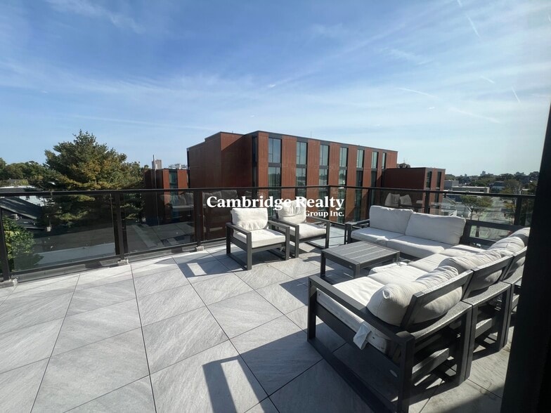 Building Photo - 12 Central St