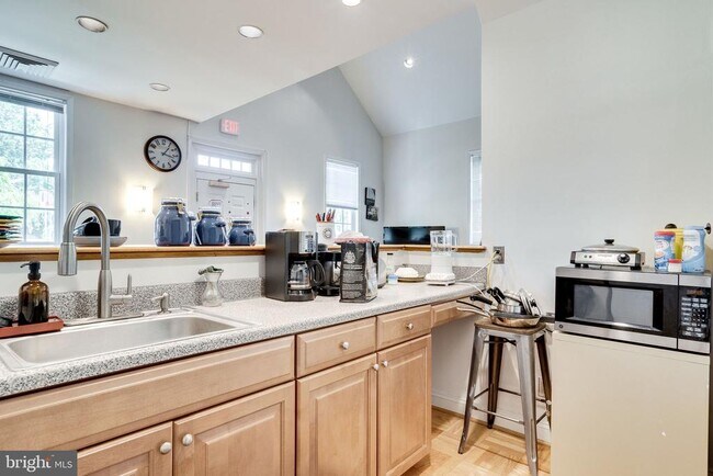 Building Photo - 1716 W Abingdon Dr