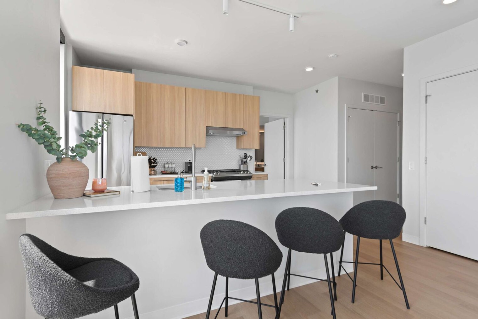 Building Photo - 901 W Blackhawk St