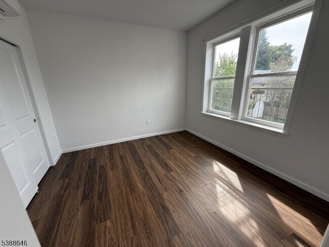 Building Photo - 412-416 Bloomfield Avenue Unit 21