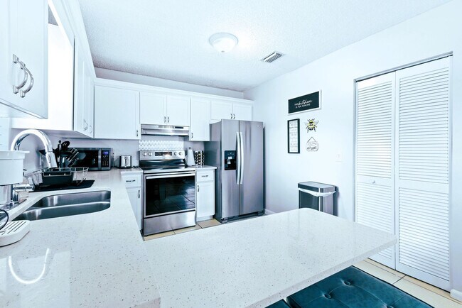 Building Photo - 9130 E Highland Pines Blvd