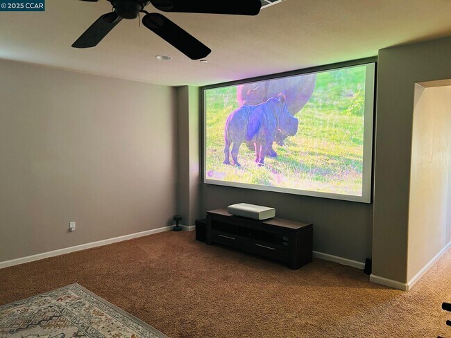 Building Photo - 908 Poppy Dr