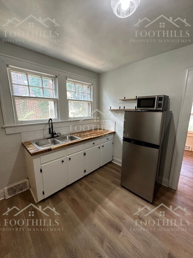 Building Photo - 1 Bedroom + Bonus Room Duplex with Storage...